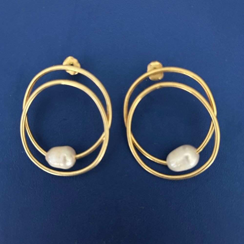 Madewell front facing gold hoop and pearl earrings